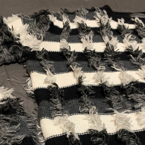 Vince Camuto  fringed pattern sweater - Picture 2 of 6